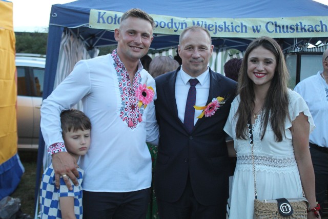 Joanna i Marcin Michalscy to starostowie dożynek gminy Szydłowcu. Na zdjęciu z burmistrzem Szydłowca Arturem Ludwem.
