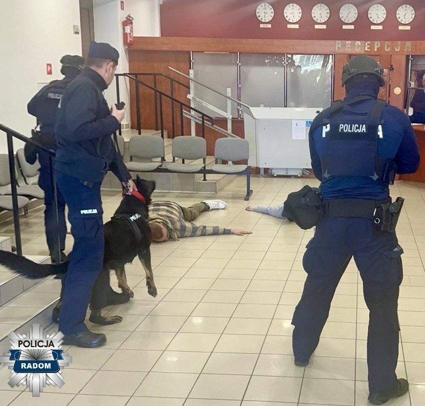 Policjanci z Radomia przeprowadzili pokaz działań w związku z symulacją ataku terrorystycznego