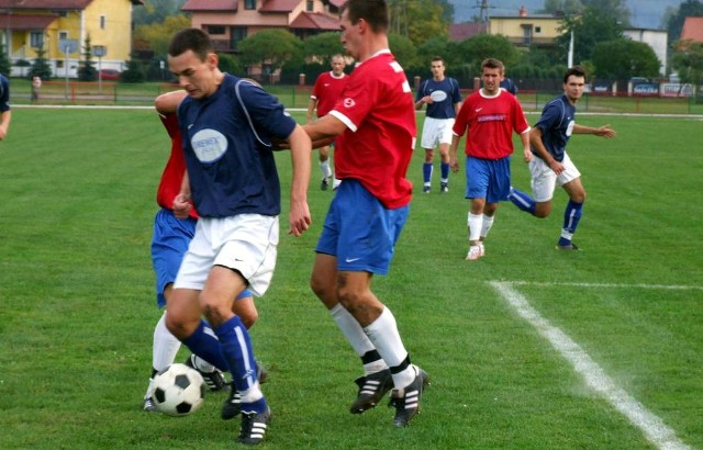 Bartosz Praciak (przy piłce) ostatnio na boiskach okręgówki występował dziesięć lat temu, w barwach Skawy Wadowice. Teraz jednak postawił na Unię Oświęcim.
