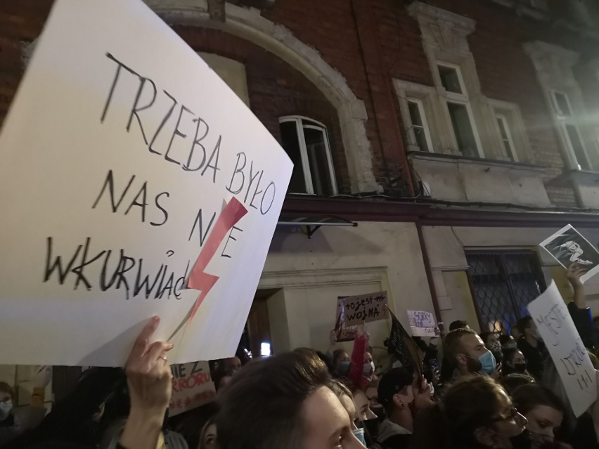 Manifestanci zbierają się pod biurem poselskim Barbary Dziuk...