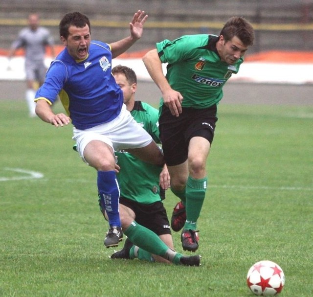 W ostatnim meczu w sezonie 2010/2011 drugoligowi piłkarze Stali Stalowa Wola (z prawej Tomasz Demusiak, z lewej Ołeksandr Temeriwskyj) przegrali z Motorem w Lublinie 0:2 (0:1).