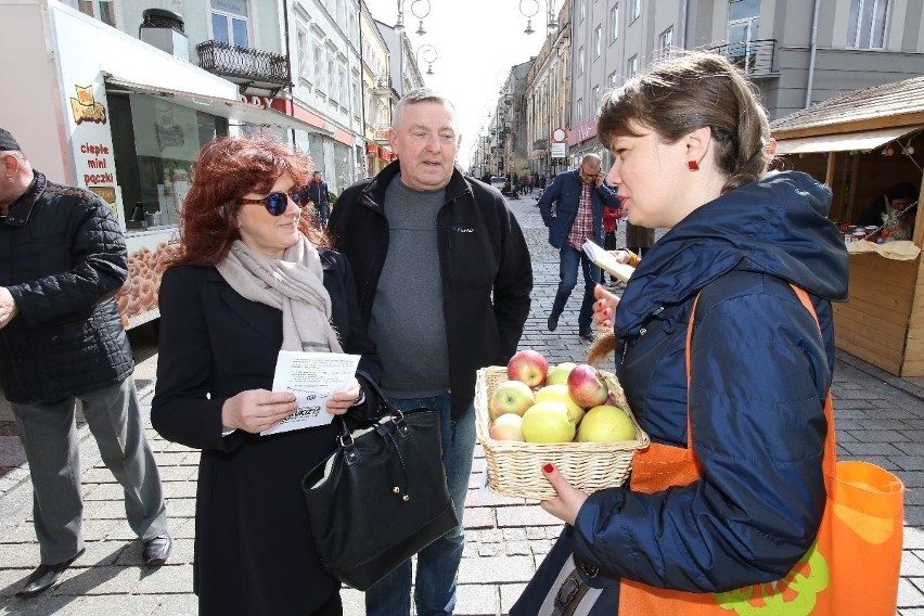 W Kielcach częstowali jabłkami i zbierali podpisy pod referendum