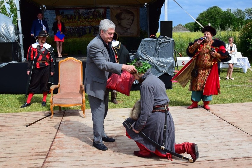 VI Piknik Rycerski w Ossolinie. Aktor Leszek Teleszyński z berłem