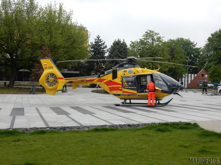Śmigłowiec LPR lądował w centrum Opola. Maszyna przyleciała do 19-latka, który zasłabł w pobliskiej kamienicy
