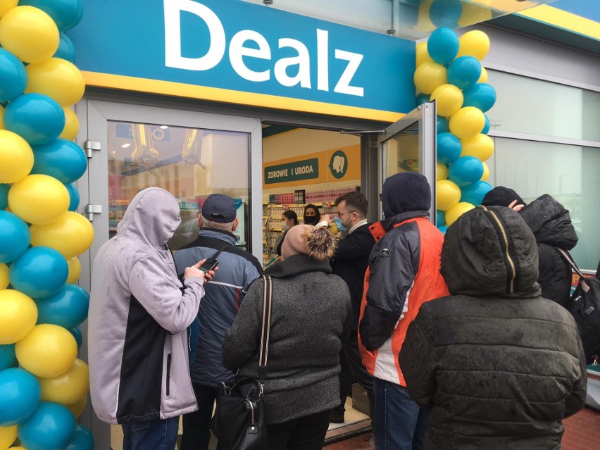 Wiele osób czekało na otwarcie sklepu Dealz w Kielcach.