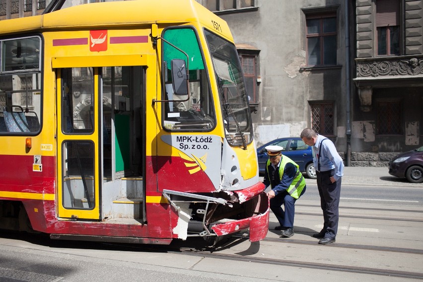Wypadek na Piotrkowskiej. Kierowca zawracając wjechał pod tramwaj [ZDJĘCIA+FILM]