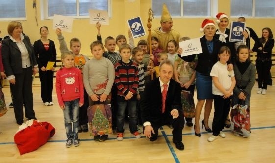 Obdarowane dzieci z litewskich Solecznik z przedstawicielami sandomierskiego "Ekonomika&#8221;.