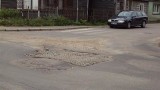 <a href="http://www.mmbialystok.pl/artykul/ogromny-ubytek-na-ulicy-meksykanskiej-prowizoryczna-naprawa-daje-sie-kierowcom-we-znaki-1495" target="blank">Po tej ulicy nie da się jechać. Dziury w asfalcie mają ponad 2 metry!</a>