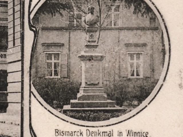 Druga wersja pomnika Bismarcka z popiersiem kanclerza. Fragment litografii z początku XX w.