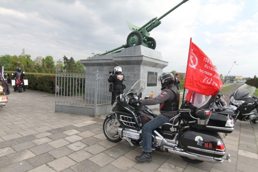 Nocne Wilki jednak we Wrocławiu. Motocykliści złożyli kwiaty na Cmentarzu Żołnierzy Radzieckich