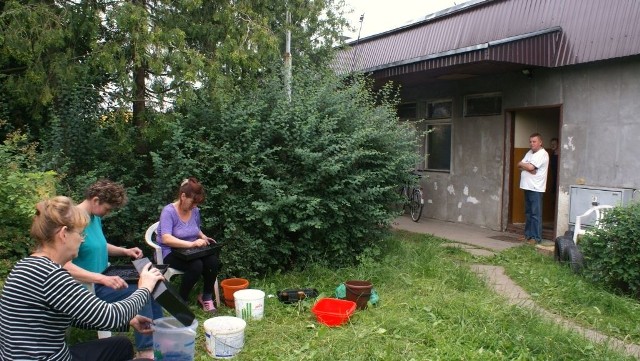 Przy jagodach pracują Elżbieta Ossowska, Krystyna Ossowska i Ewa Groth. Przy drzwiach budynku, który będzie rozebrany - Andrzej Ossowski. - Okna ledwo tu się trzymają na gwoździach - mówią lokatorzy