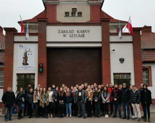 Policjanci wraz ze studentami Akademii Marynarki Wojennej z Gdyni z wizytą w Zakładzie Karnym w Sztumie