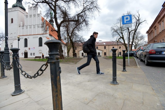 Zakup i montaż trzydziestu słupków kosztował lubelski ratusz ok. 10 tys. złotych. Na zdjęciu: pl. Kochanowskiego