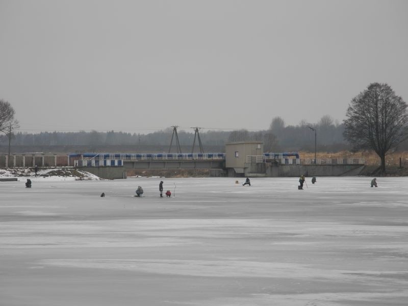 Zalew w Wasilkowie. Plusowe temperatury nie zniechęcają amatorów wędkowania podlodowego (wideo, zdjęcia)