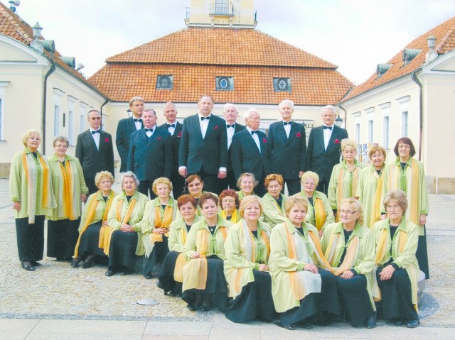 Cantylena w pełnej gali przed białostockim ratuszem.