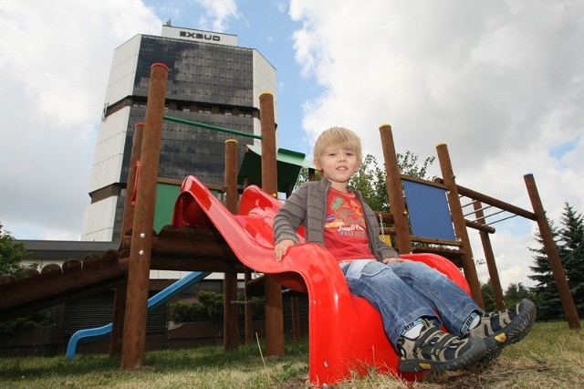 Przylegający do letnich ogródków plac zabaw dla dzieci to świetne rozwiązanie. Na zdjęciu Mikołaj. 