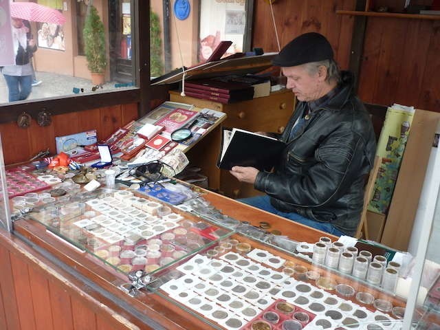 Tadeusz Sopyło od niedawna prowadzi na Rynku Nowomiejskim sklepik, w którym skupuje i sprzedaje monety