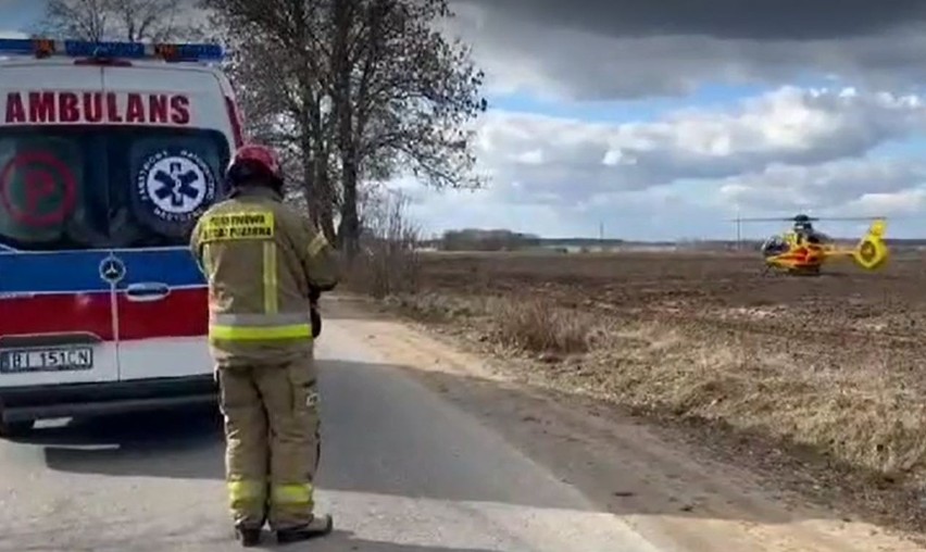 Wypadek w powiecie białostockim. 75-letni kierowca peugeota uderzył w drzewo na trasie Konopki - Zawady. Dwie osoby w szpitalu