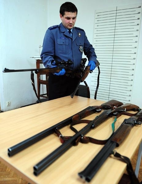 Mł. asp. Krzysztof Farion z Komendy Powiatowej Policji w Lubaczowie prezentuje kilka z kilkunastu sztuk broni zabezpieczonej po polowaniu. Teraz poszczególne egzemplarze zbadają biegli.