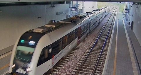 Podwójny pociąg SKM relacji Kartuzy - Gdańsk Wrzeszcz (wyjazd z Kartuz o godz. 6.55) wjeżdżający w poniedziałek rano, o godz. 7:30, na przystanek PKM Gdańsk Matarnia