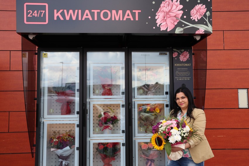 W Kielcach powstał pierwszy Kwiatomat. Piękne bukiety do kupienia o każdej porze dnia i nocy. Co o urządzeniu myślą kielczanie?