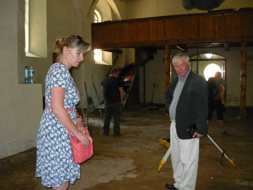 Podczas remontu kościoła w Kalsku odkryto zabytkową posadzkę