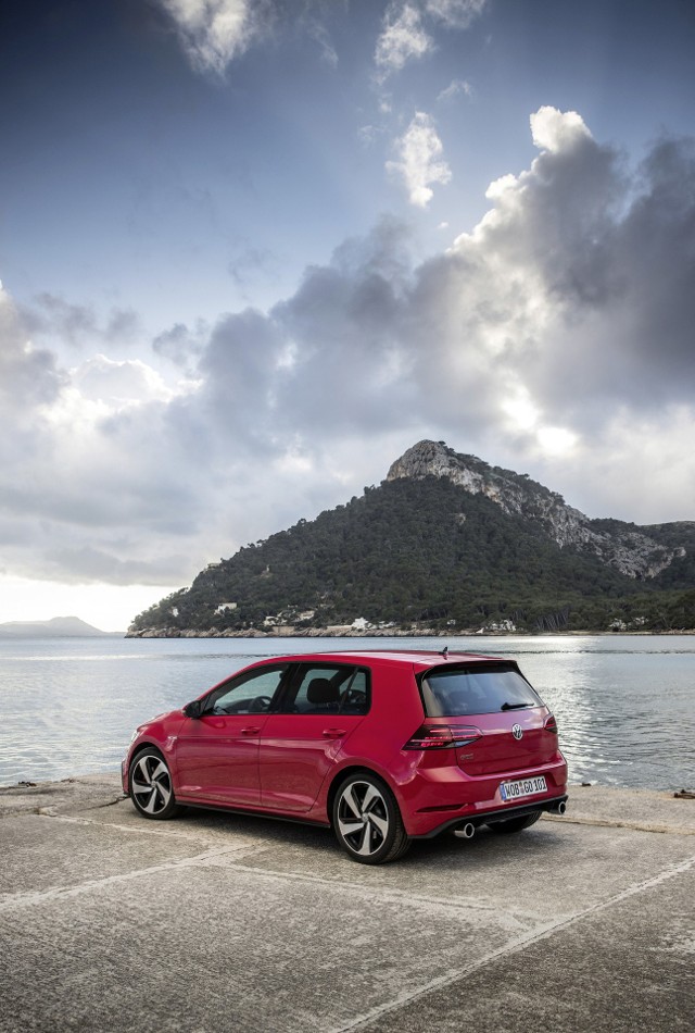 Volkswagen Golf GTI Performance Za skuteczne przeniesienie momentu obrotowego na przednie koła odpowiada – znajdujący się w wyposażeniu seryjnym – mechanizm różnicowy z blokadą, który zwiększa możliwość bezpiecznego i szybkiego przyspieszania podczas wyjścia z zakrętu.Fot. Volkswagen