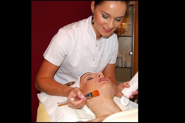 Coraz częściej do gabinetów kosmetycznych zgłaszają się osoby z problemem skóry wrażliwej i alergicznej...szczególnie w okresie zimowym - mówi Magdalena Książek- Wasińska, kosmetolog