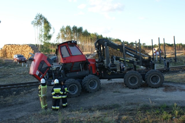 Wypadek kolejowy w Rytlu. Harwester został mocno uszkodzony