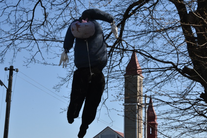 Kukła zawieszona w Tyniowicach w gm. Roźwienica.