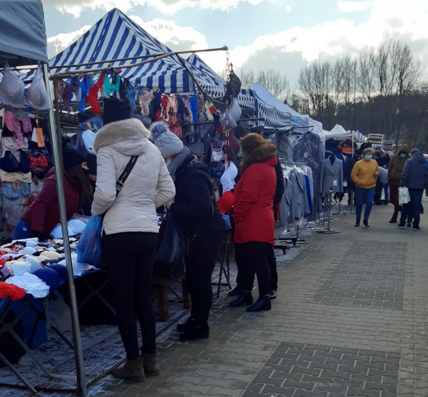 Targowisko w Będzinie w pierwszy dzień kolejnego lockdownu,...