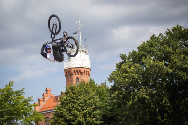 Sound of Gravity Ustka 2023. Niesamowite akrobacje, loty i sztuka jazdy na rowerach i motocyklach