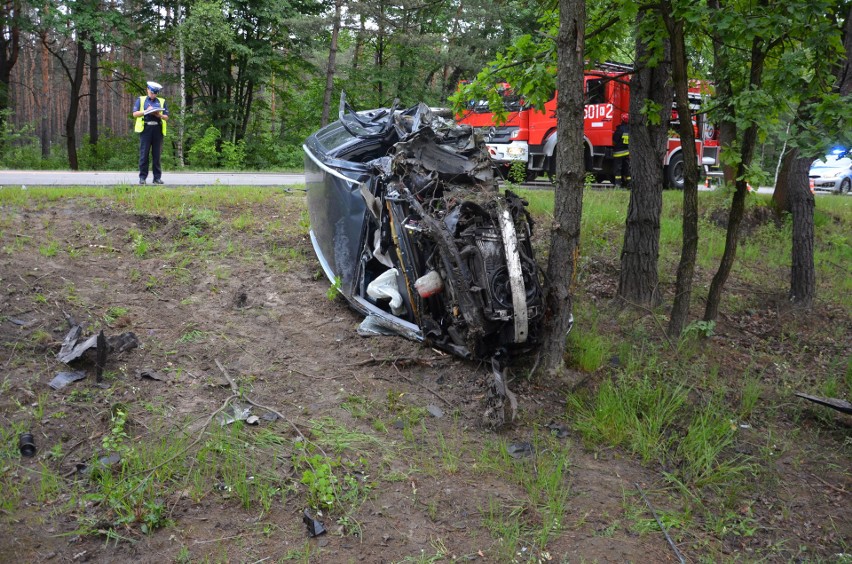 Groźny wypadek w Bolesławiu. Ciężarówka zderzyła się z samochodem osobowym. Jedna osoba ranna