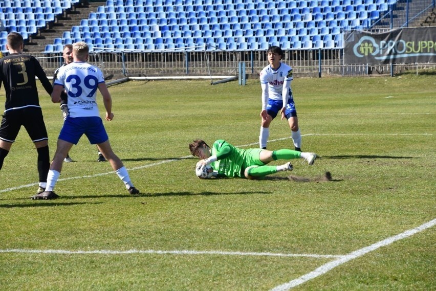 Dół tabeli rozpędza się, a Stilon Gorzów gromi w meczu na szczycie piłkarskiej IV ligi