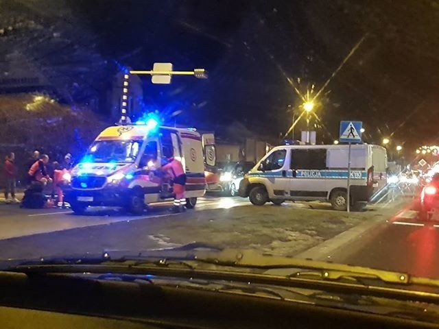 Policjanci pracują na miejscu wypadku na ul. Lwowskiej na...