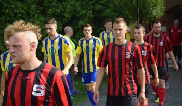 Piłkarze Startu (czerwone-czarne stroje) i Piasta (żółto-niebieskie) wyczekują już powrotu na boiska.