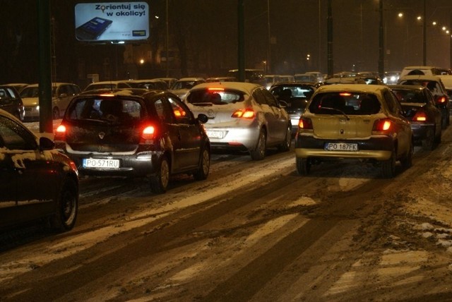 Tworzeniu się zatorów sprzyja zła pogoda. Od rana w Poznaniu przelotnie pada śnieg, a jezdnie są śliskie.