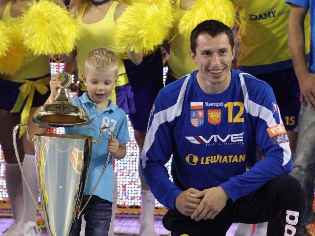 W ubiegłym roku turniej po raz drugi z rzędu wygrało Vive Targi Kielce. na zdjęciu Sławomir Szmal z pucharem za zwycięstwo.