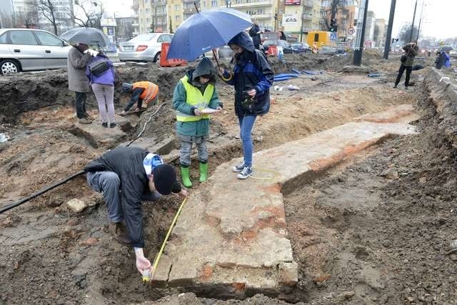 Odnalezione w 1914 roku, a później znów zagubione fundamenty kościoła św. Jerzego znajdują się raptem 70 centymetrów pod powierzchnią ziemi. Na zdjęciu  fragment północno-zachodniego narożnika świątyni