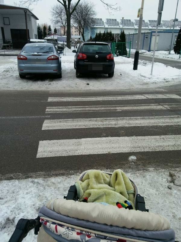 Zona prowadzi dziecko w wózku do żłobka, a tu taka "siurpryza" na przejściu!Dziękujemy za nadesłanie zdjęcia. Jeśli widzisz podobną sytuację, sfotografuj ją i podziel się z nami swoją opinią. Czekamy pod adresem alarm@nowiny24.pl.