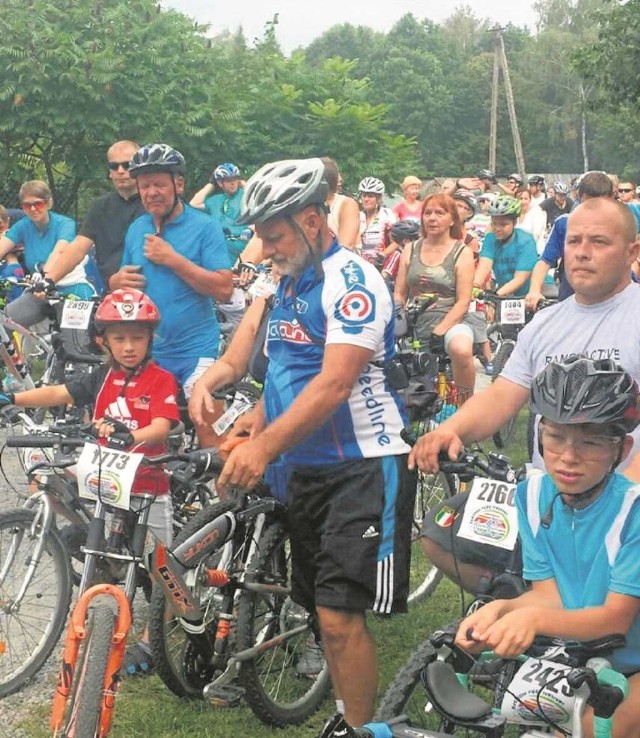 Wielbicieli rowerowych „wędrówek” nie brakuje. Już niebawem przybędzie dla nich wiele tras.   Na zdjęciu uczestnicy rowerowego rajdu w Niepołomicach