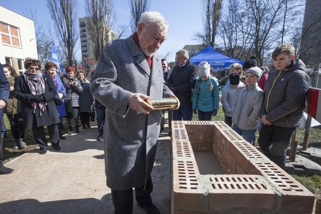 Wmurowanie kamienia węgielnego pod budowę basenu