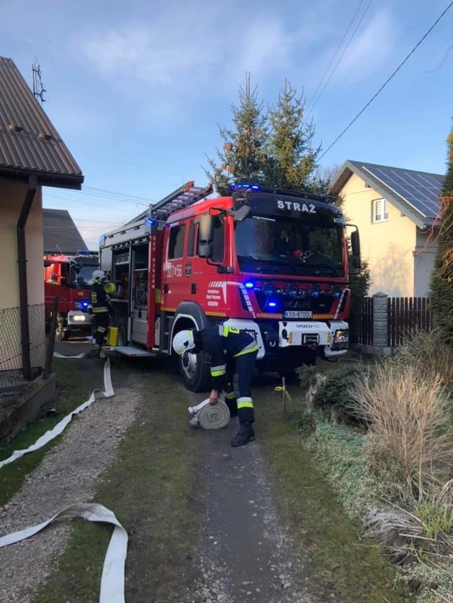 Pożar poddasza domu w Rzozowie w gminie Skawina został szybko opanowany