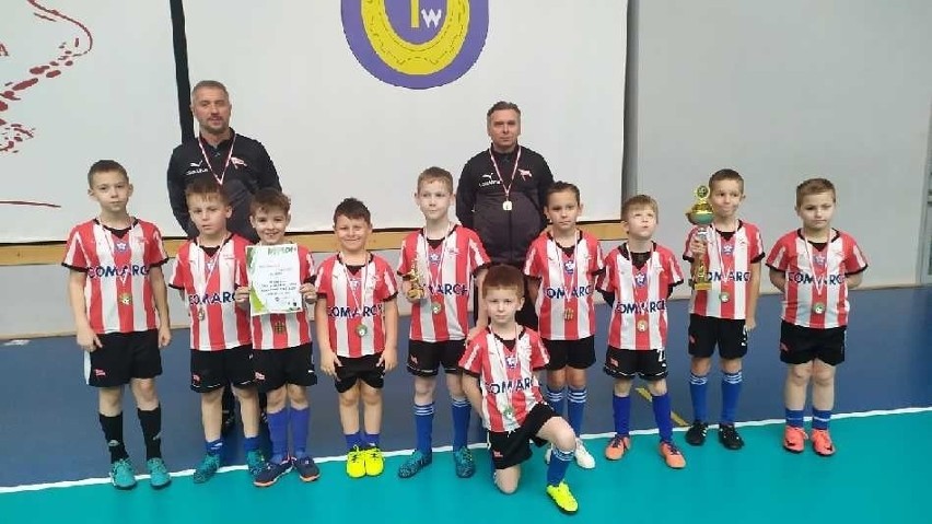 Akademia Mistrzów Cracovia Skroniów wygrała turniej piłkarski w Pińczowie. W finale pokonała DAP II Kielce. Zobacz zdjęcia