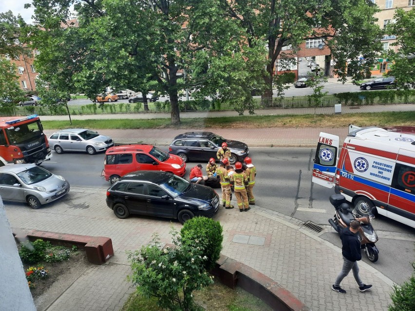 Wypadek z udziałem motocyklisty pod centrum handlowym Borek we Wrocławiu. Jezdnia częściowo zablokowana