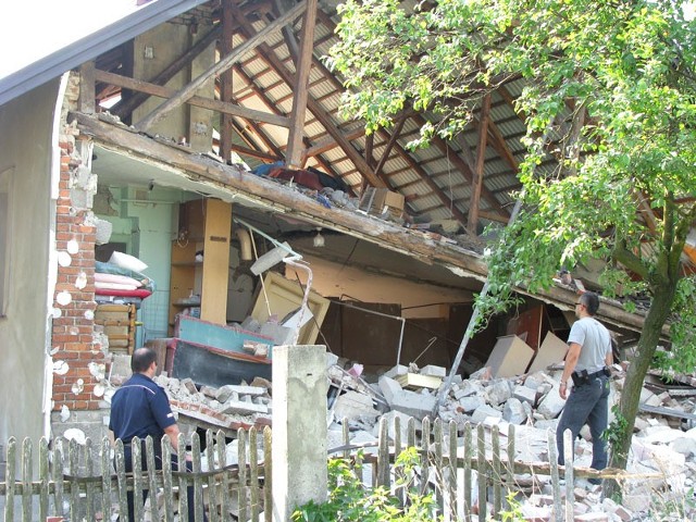 Wybuch zniszczyl dom pod DebicąPotezna eksplozja zniszczyla dziś rano dom jednorodzinny w Pustyni kolo Debicy. W wypadku ucierpiala jedna osoba.