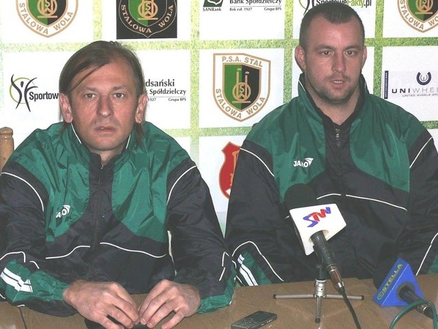 Szefowie piłkarskiej spółki ze Stalowej Woli, Grzegorz Zając (z prawej) i Mariusz Szymański, podjęły decyzję o zwolnieniu trenera drugoligowych piłkarzy Stali, Sławomira Adamusa.