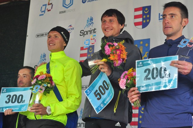 Podium Gorzyckiej5. Od lewej: Pavlo Veretskyi, Andrzej Starżyński (wygrany) oraz Dawid Kubiec.