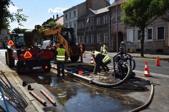 Pracownicy ZWKiUK walczą z zapadniętym kanałem kanalizacji w Świebodzinie