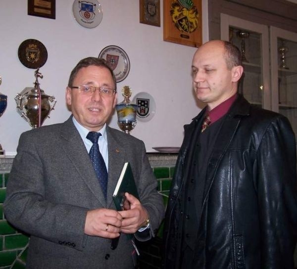 Ryszard Galla (z lewej) i Krzysztof Baron podczas dyżuru poselskiego w Oleśnie.